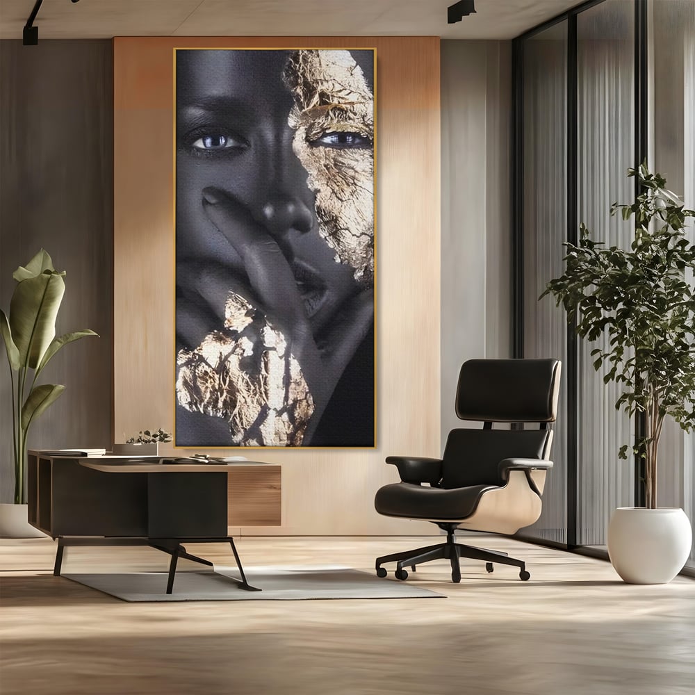 Tablou canvas cu tablou canvas cu portret de femeie, in rama de aluminiu auriu, pe perete intr-un birou